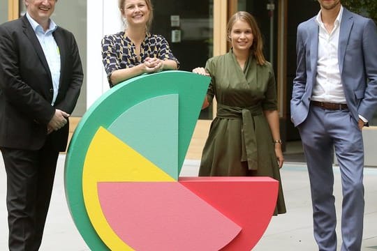 Vertreter des Deutschen Instituts für Wirtschaftsforschung (DIW), des Max-Planck-Instituts, dem Pilotprojekt "Mein Grundeinkommen", und des Vereins "Mein Grundeinkommen" bei der gemeinsamen Pressekonferenz zum Start einer Langzeitstudie zum Grundeinkommen.