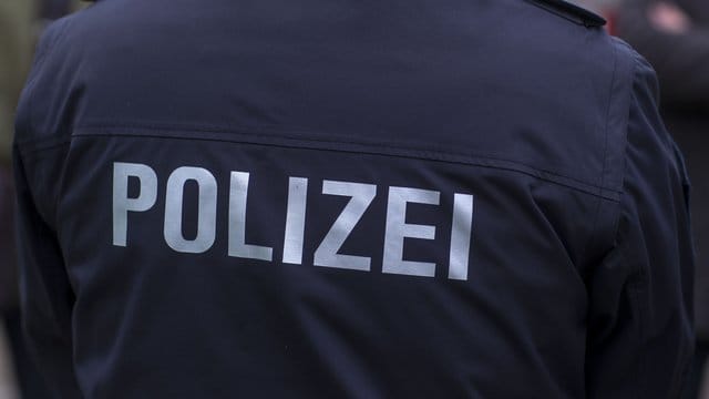 Polizist in Uniform (Symbolbild): Ermittler haben mehrere Banken durchsucht. Polizist in Uniform (Symbolbild): Ermittler haben mehrere Banken durchsucht.