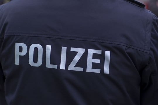 Polizist in Uniform (Symbolbild): Ermittler haben mehrere Banken durchsucht. Polizist in Uniform (Symbolbild): Ermittler haben mehrere Banken durchsucht.