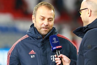 Hansi Flick im Sky-Interview (Archivfoto): Wer den Trainer des FC Bayern vor der Live-Partie am Mikro sehen möchte, muss zeitig einschalten.