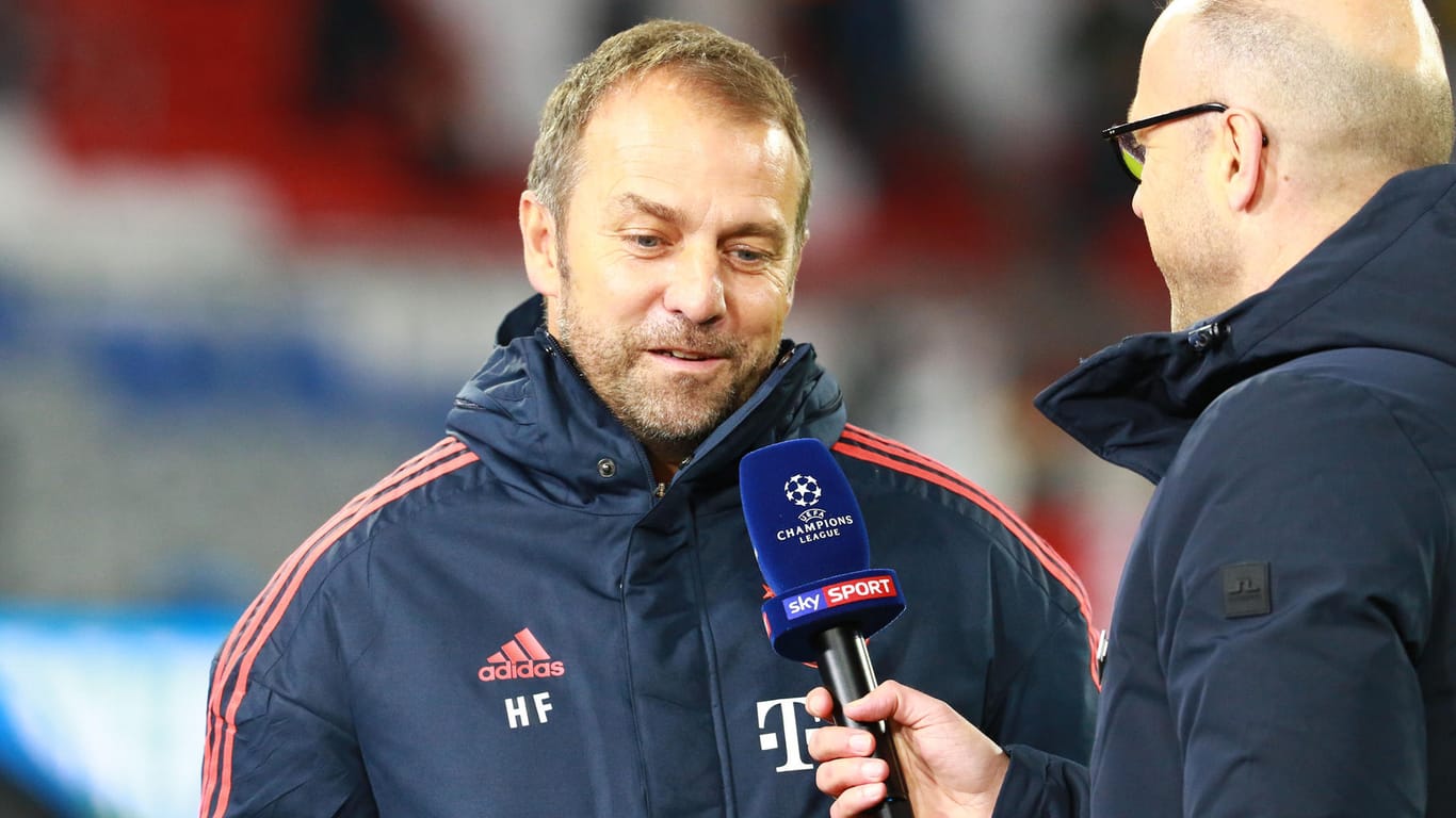 Hansi Flick im Sky-Interview (Archivfoto): Wer den Trainer des FC Bayern vor der Live-Partie am Mikro sehen möchte, muss zeitig einschalten.