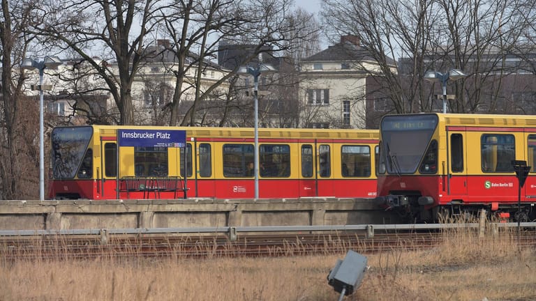 Zwei S-Bahnen am Innsbrucker Platz (Symbolbild): An dem Bahnhof ist eine Frau ins Gleisbett gestoßen worden.