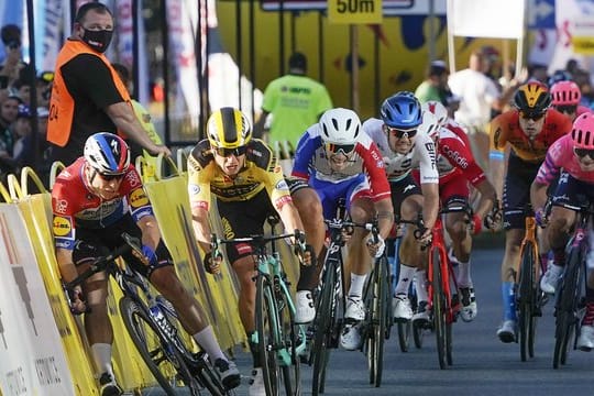 Fabio Jakobsen (l) stürzte schwer bei der Polen-Rundfahrt.