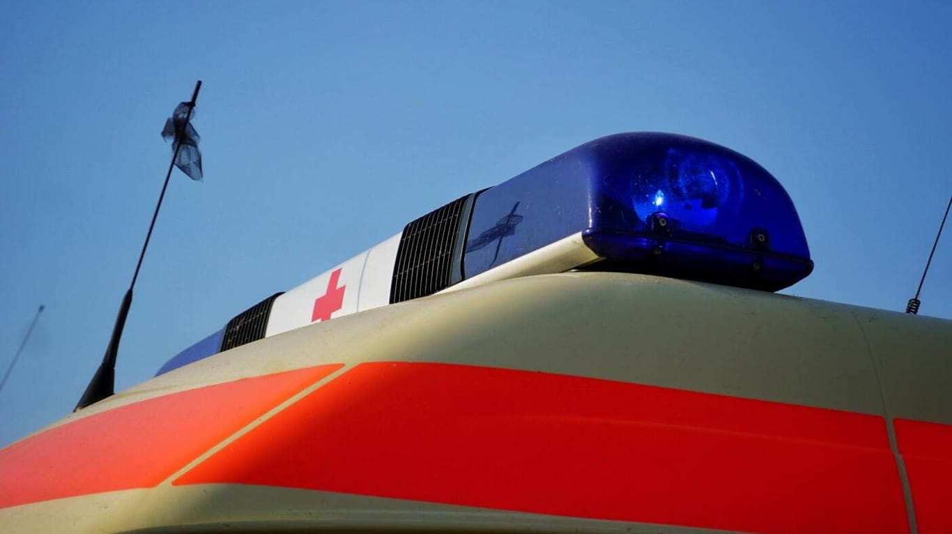 Rettungswagen mit Blaulicht (Symbolbild): In Nürnberg ist ein Mann bei einer Auseinandersetzung bewusstlos getreten worden.