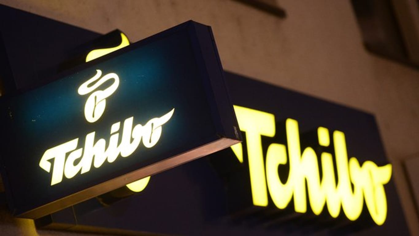 Das Logo von "Tchibo" ist an einem Geschäft zu sehen