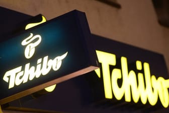 Das Logo von "Tchibo" ist an einem Geschäft zu sehen