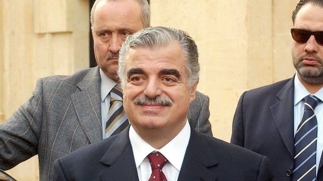 Der frühere libanesische Premierminister Rafik Hariri (M) im Jahr 2004. Der frühere libanesische Premierminister Rafik Hariri (M) im Jahr 2004.