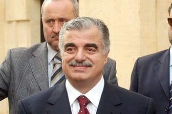 Der frühere libanesische Premierminister Rafik Hariri (M) im Jahr 2004.