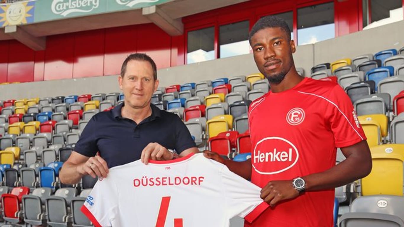 Uwe Klein (l), Sportvorstand von Fortuna Düsseldorf, präsentiert den vom FC Augsburg geliehenen Kevin Danso als Neuzugang.
