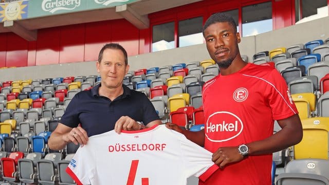 Uwe Klein (l), Sportvorstand von Fortuna Düsseldorf, präsentiert den vom FC Augsburg geliehenen Kevin Danso als Neuzugang. Uwe Klein (l), Sportvorstand von Fortuna Düsseldorf, präsentiert den vom FC Augsburg geliehenen Kevin Danso als Neuzugang.