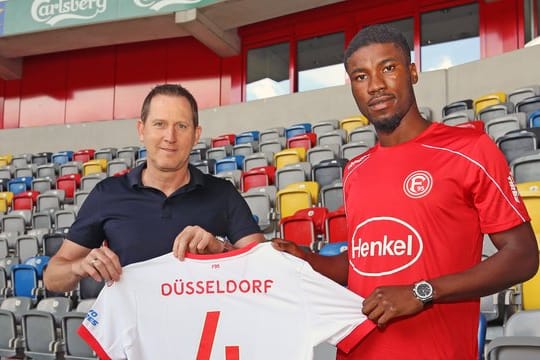 Uwe Klein (l), Sportvorstand von Fortuna Düsseldorf, präsentiert den vom FC Augsburg geliehenen Kevin Danso als Neuzugang.