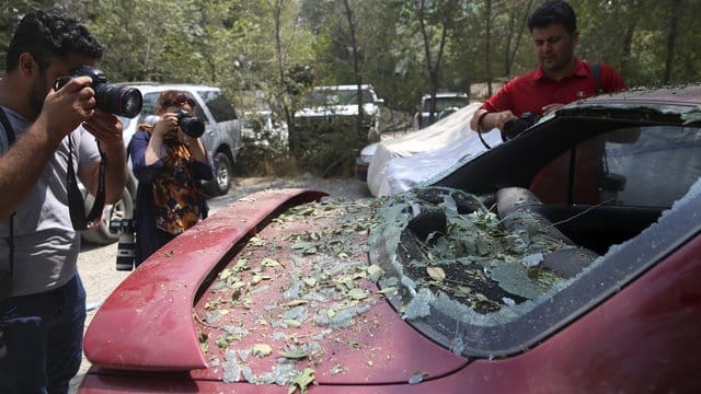 In der afghanischen Hauptstadt sind während der Feierlichkeiten zum Unabhängigkeitstag in mehreren Stadtteilen Raketen eingeschlagen. In der afghanischen Hauptstadt sind während der Feierlichkeiten zum Unabhängigkeitstag in mehreren Stadtteilen Raketen eingeschlagen.