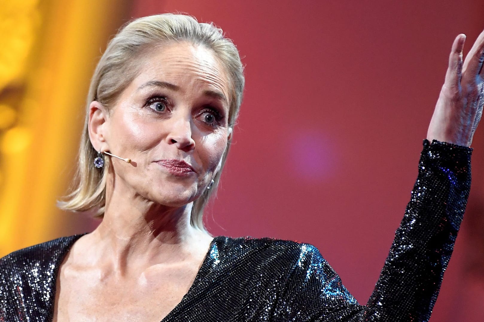 Sharon Stone: Die Schauspielerin spricht über Covid-Erkrankung ihrer Schwester.