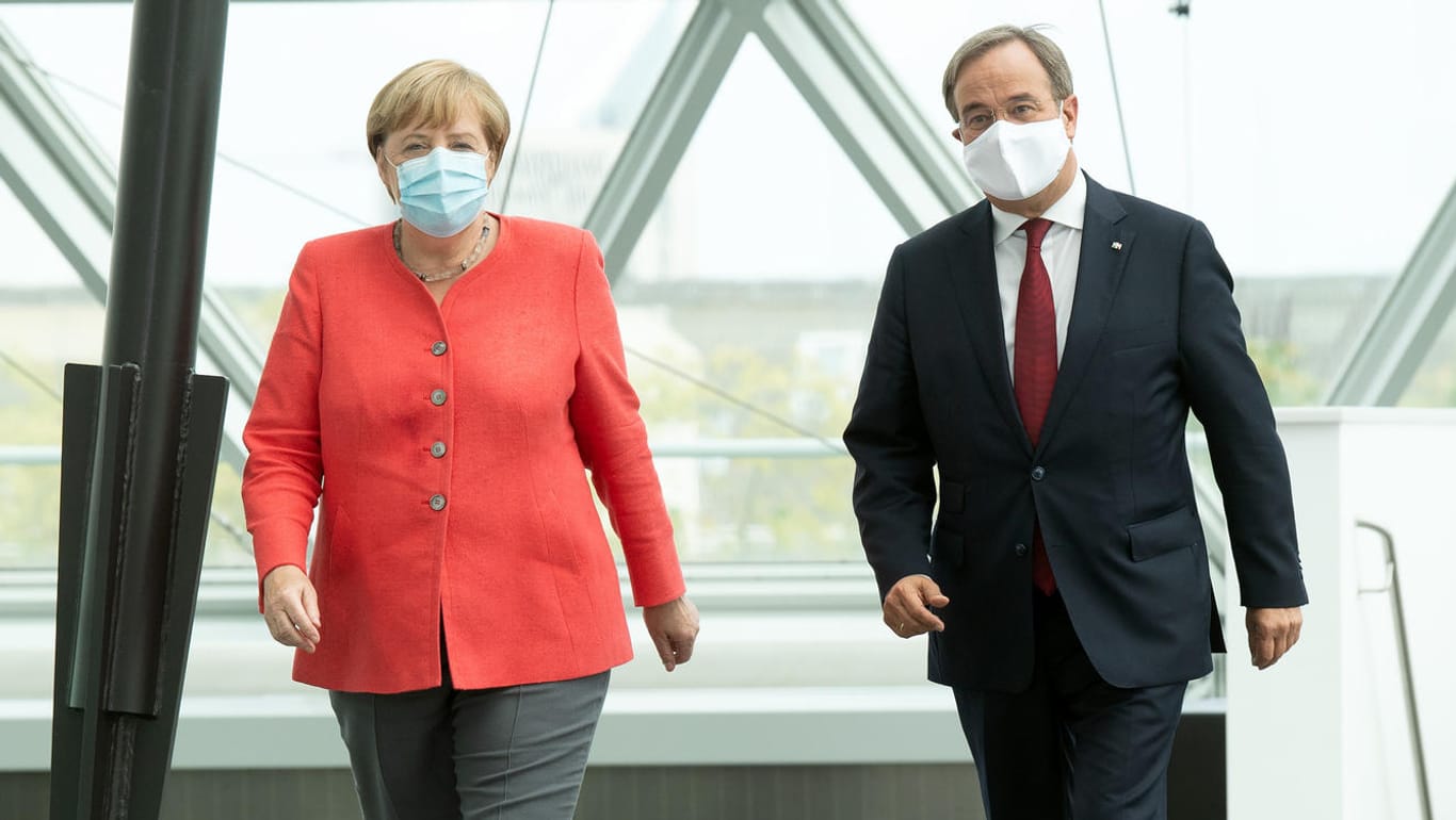 Bundeskanzlerin Angela Merkel und Ministerpräsident Armin Laschet: Merkel warnte auf einer Pressekonferenz vor steigenden Corona-Infektionszahlen.