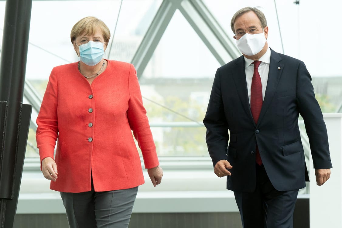Bundeskanzlerin Angela Merkel und Ministerpräsident Armin Laschet: Merkel warnte auf einer Pressekonferenz vor steigenden Corona-Infektionszahlen.