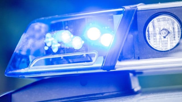 Ein Blaulicht leuchtet an einer Polizeistreife