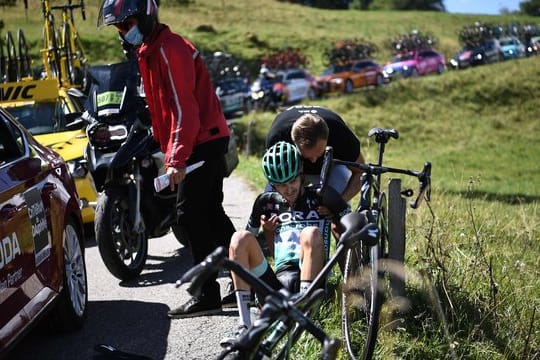 Musste bei der Dauphiné-Rundfahrt nach einem Sturz aussteigen: Emanuel Buchmann (M) vom Team von Bora-hansgrohe.