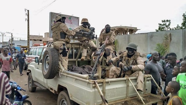 Ein Militärfahrzeug mit malischen Soldaten steht vor der Residenz des malischen Präsidenten Ibrahim Boubacar Keïta in Bamako. Ein Militärfahrzeug mit malischen Soldaten steht vor der Residenz des malischen Präsidenten Ibrahim Boubacar Keïta in Bamako.
