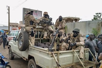 Ein Militärfahrzeug mit malischen Soldaten steht vor der Residenz des malischen Präsidenten Ibrahim Boubacar Keïta in Bamako.