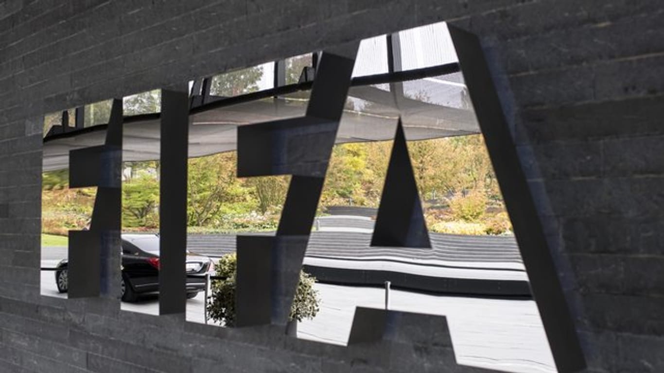 Das Logo der FIFA am Hauptsitz des Weltfußballverbandes in Zürich.