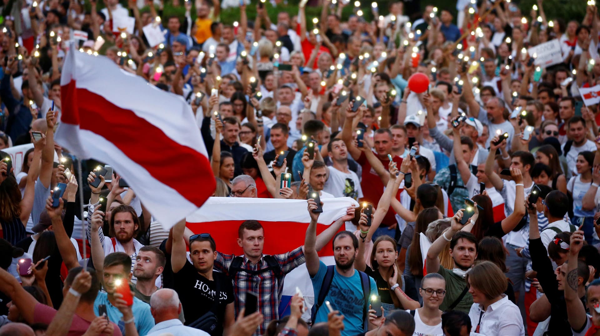 Demonstranten in Minsk: Auch am Dienstag protestierten wieder Tausende gegen den Präsidenten Lukaschenko.