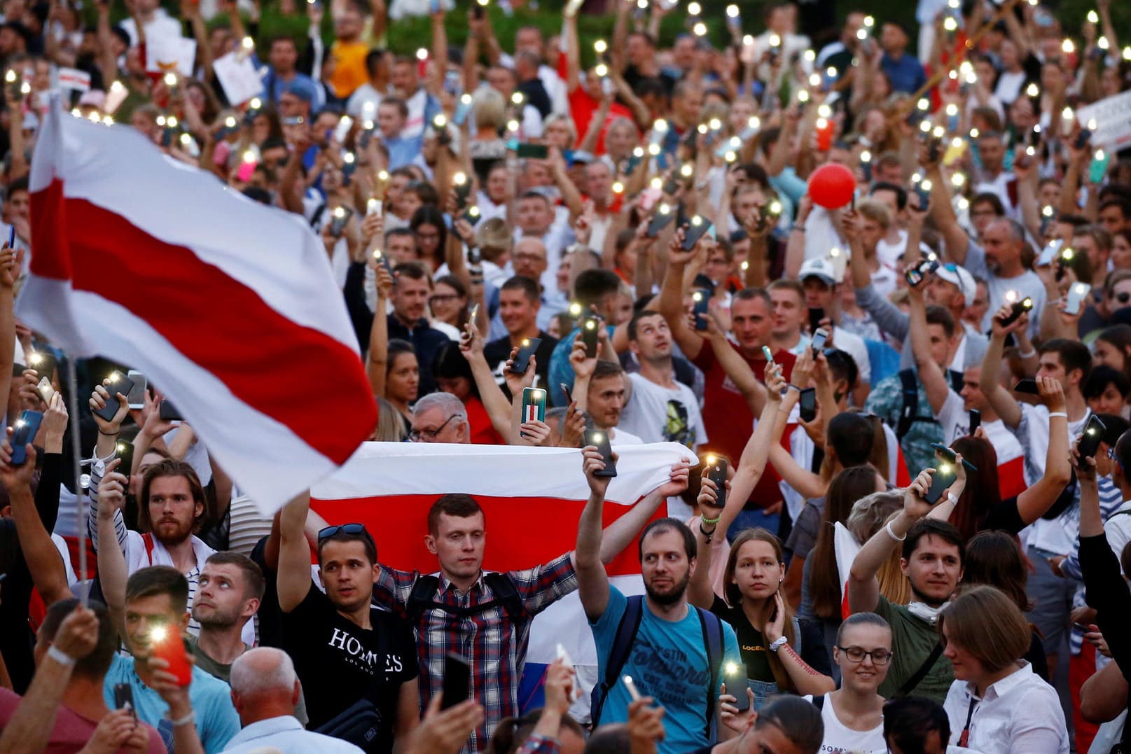 Demonstranten in Minsk: Auch am Dienstag protestierten wieder Tausende gegen den Präsidenten Lukaschenko.