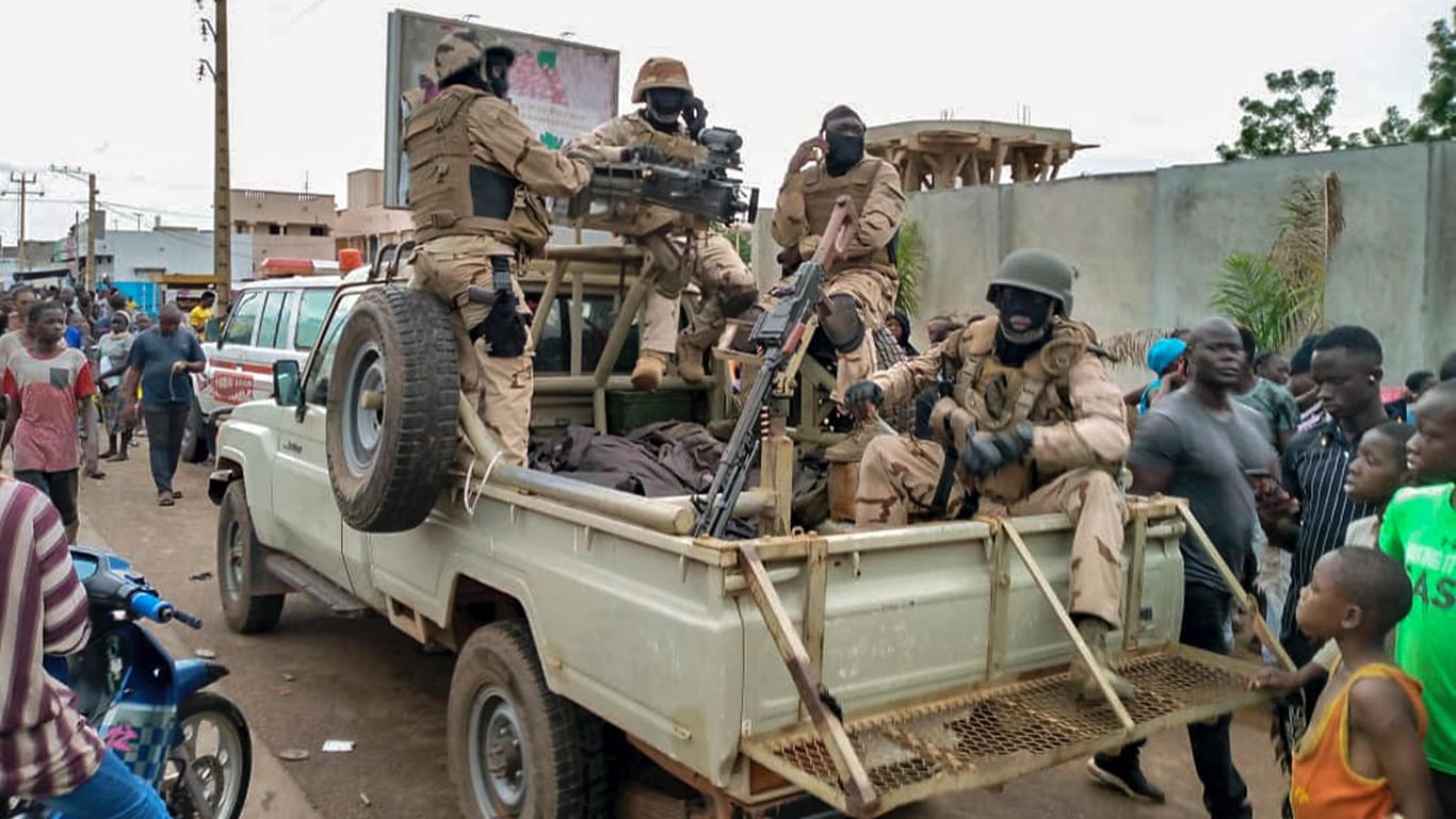 Malische Truppen und Bürger versammlen sich vor der Residenz des malischen Präsidenten Keita: Im Land ist es dem Auswärtigen Amt zufolge zu einer Meuterei gekommen.