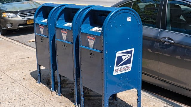 Kritiker werfen US-Präsident Trump vor, mit Kürzungen bei der Post die verbreitete Briefwahl mitten in der Corona-Pandemie verhindern zu wollen. Kritiker werfen US-Präsident Trump vor, mit Kürzungen bei der Post die verbreitete Briefwahl mitten in der Corona-Pandemie verhindern zu wollen.
