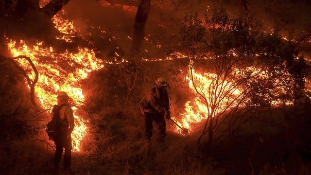 Hohe Temperaturen und Trockenheit an der US-Westküste erschweren den Kampf gegen die Flammen. Hohe Temperaturen und Trockenheit an der US-Westküste erschweren den Kampf gegen die Flammen.