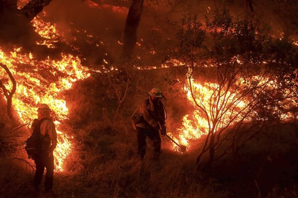 Hohe Temperaturen und Trockenheit an der US-Westküste erschweren den Kampf gegen die Flammen.