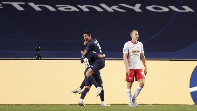 Angel Di Maria (M) von Paris Saint-Germain feiert sein Tor zur 2:0-Führung - Leipzigs Lukas Klostermann (r) zeigt sich geknickt. Angel Di Maria (M) von Paris Saint-Germain feiert sein Tor zur 2:0-Führung - Leipzigs Lukas Klostermann (r) zeigt sich geknickt.
