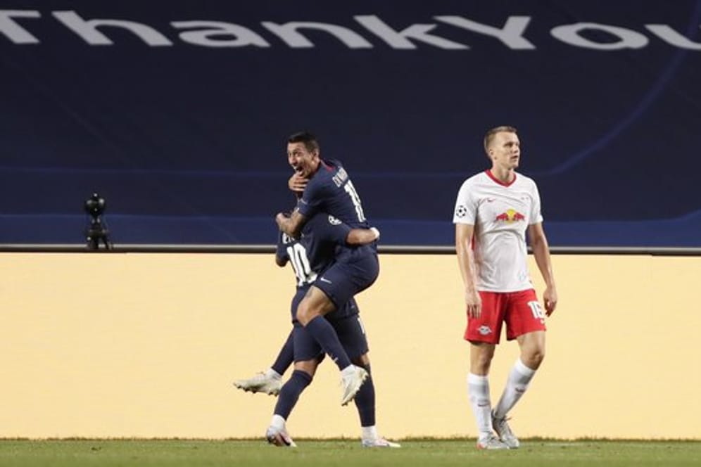 Angel Di Maria (M) von Paris Saint-Germain feiert sein Tor zur 2:0-Führung - Leipzigs Lukas Klostermann (r) zeigt sich geknickt.
