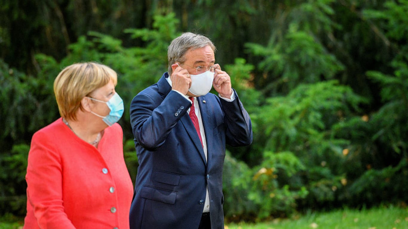 Angela Merkel zu Besuch bei Armin Laschet in NRW: Die Kanzlerin ist voll von Lob für den Ministerpräsidenten.