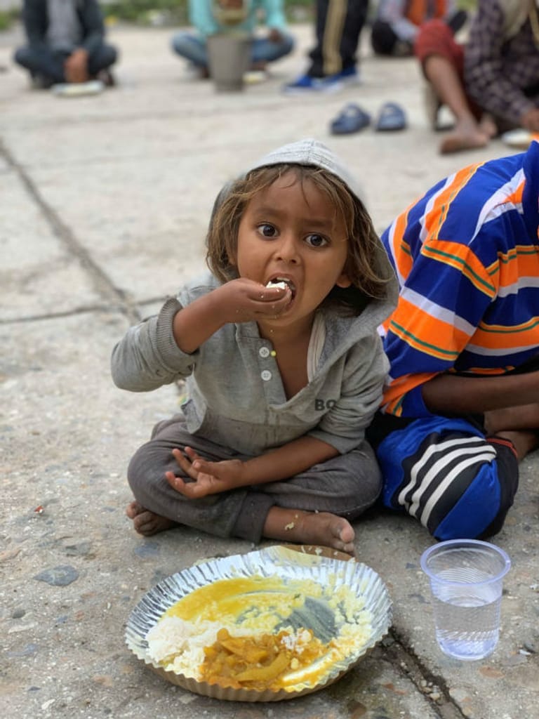 Ein Mädchen aus dem Hilfsprojekt von Marianne Grosspietsch in Nepal erhält dank Spendengeld eine Mahlzeit.