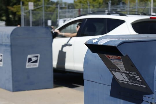 Der Streit um die Briefwahl und Ausstattung der US-Behörde geht weiter.