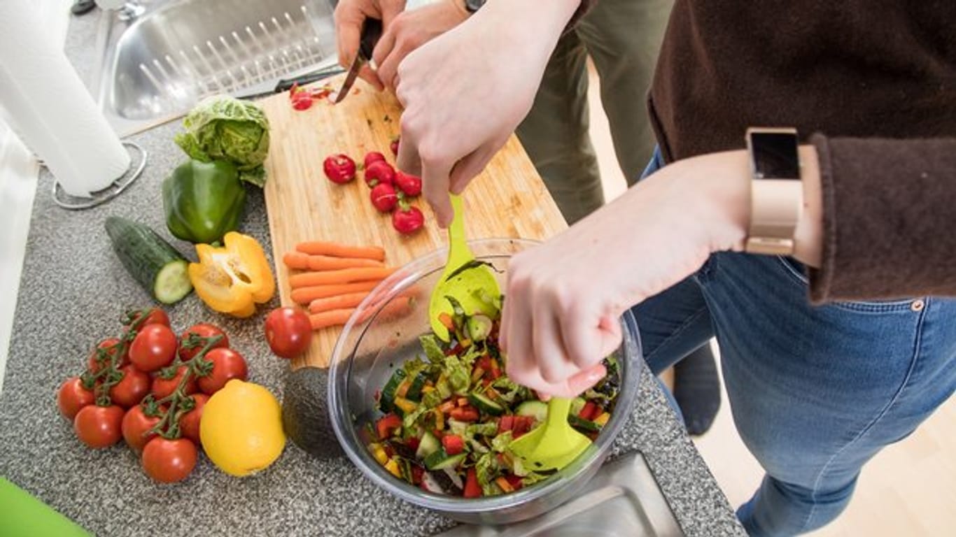 Viel Gemüse und frische Blattsalate: Sie sind Teil einer Mischkost, auf die Menschen mit Diabetes setzen sollten.