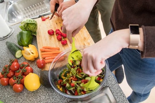 Viel Gemüse und frische Blattsalate: Sie sind Teil einer Mischkost, auf die Menschen mit Diabetes setzen sollten.