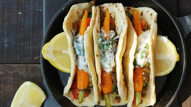 Die Füllung ist bei diesen Tortillas der Clou: Gemüse- und Tomatenstücke treffen auf Linsen, scharfe Möhren und cremigen Joghurt.