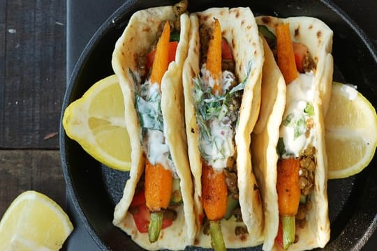 Die Füllung ist bei diesen Tortillas der Clou: Gemüse- und Tomatenstücke treffen auf Linsen, scharfe Möhren und cremigen Joghurt.