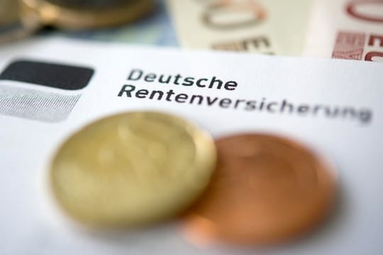 Ausgleich für Schulausbildungszeiten: Ob sich die nachträgliche Einzahlung in die Rentenversicherung lohnt, sollte der Beitragszahler beim Rentenversicherungsträger abklären.