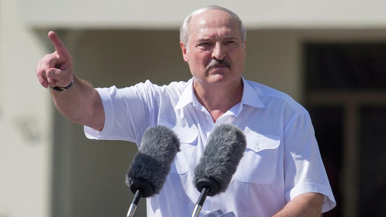 Präsident Lukaschenklo bei einer Rede: Nach der umstrittenen Wahl und großen Versäumnissen in der Corona-Krise liegt die Machtbasis des Machthabers in Trümmern.