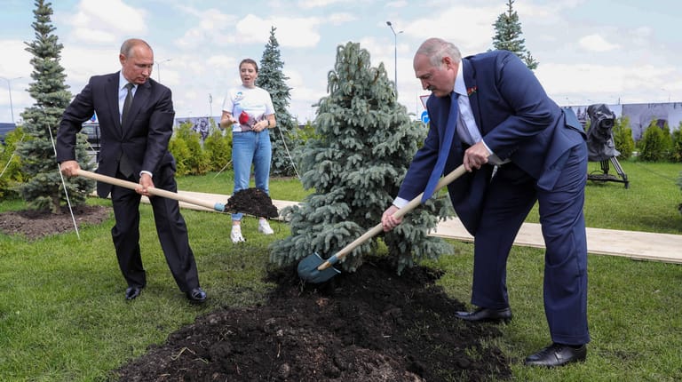 Die Präsidenten Putin und Lukaschenko pflanzen einen Baum: Belarus ist besonders bei Gas- und Öllieferungen von Russland abhängig.