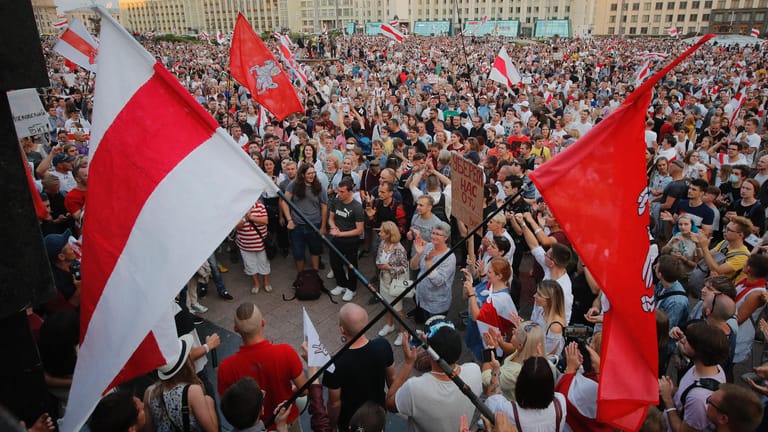 Minsk: Bei der "Farbrevolution" gehen Hunderttausende auf die Straße, um gegen Lukaschenko zu demonstrieren.