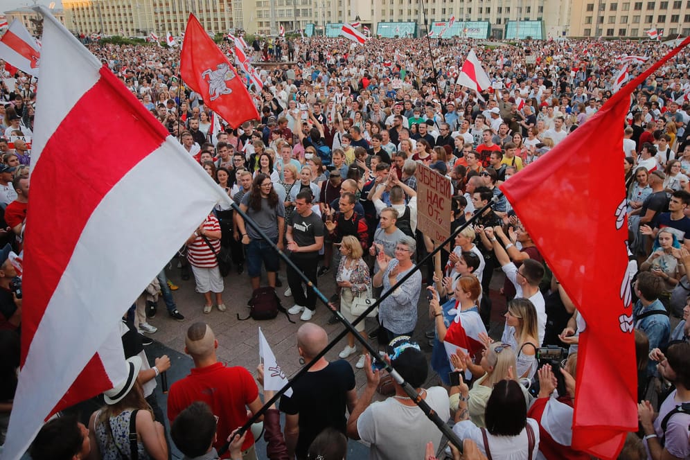 Minsk: Bei der "Farbrevolution" gehen Hunderttausende auf die Straße, um gegen Lukaschenko zu demonstrieren.