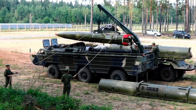 Ein Raketenwerfer wird an der Westgrenze von Belarus in Position gebracht: Lukaschenko inszeniert im Zuge der Proteste im eigenen Land eine Bedrohung aus dem Westen.