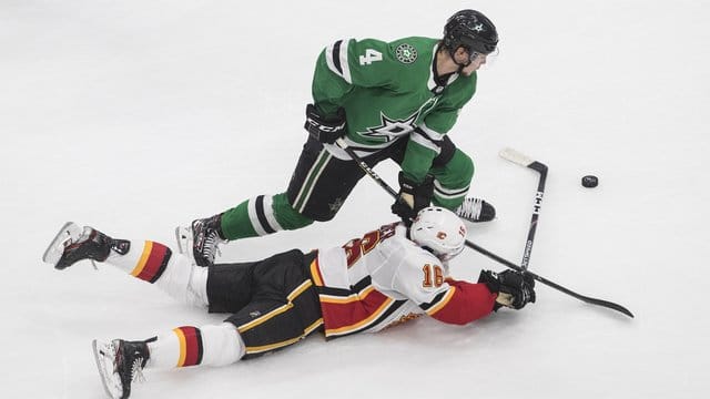 Tobias Rieder (vorne) von den Calgary Flames gegen Miro Heiskanen von den Dallas Stars. Tobias Rieder (vorne) von den Calgary Flames gegen Miro Heiskanen von den Dallas Stars.