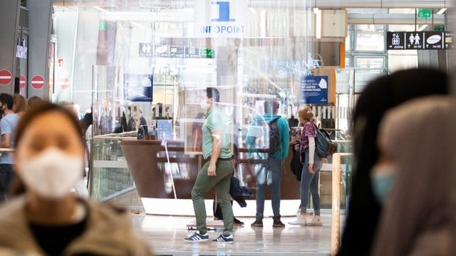 Das Robert-Koch-Institut registriert die höchste Zahl an Neuinfektionen seit mehr als drei Monaten. Das Robert-Koch-Institut registriert die höchste Zahl an Neuinfektionen seit mehr als drei Monaten.