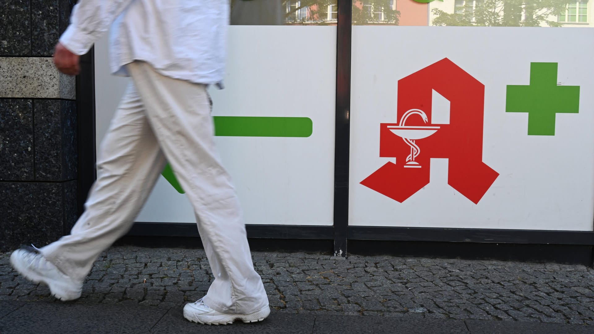 Apotheken-Schild in Berlin-Wedding (Symbolbild): In Deutschland gibt es immer weniger Apotheken. Apotheken-Schild in Berlin-Wedding (Symbolbild): In Deutschland gibt es immer weniger Apotheken.