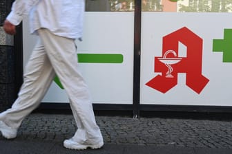 Apotheken-Schild in Berlin-Wedding (Symbolbild): In Deutschland gibt es immer weniger Apotheken.