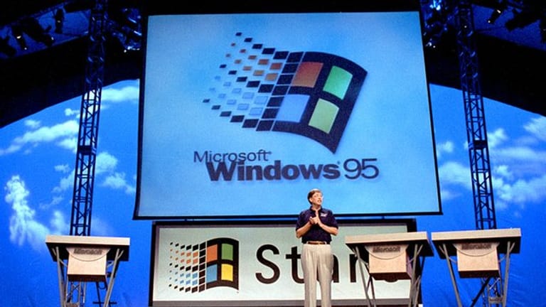 Microsoft-Gründer Bill Gates stellt in den USA das Betriebssystem Windows 95 dem Publikum vor.